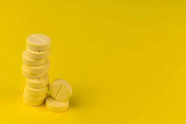 Comprimidos Vitamina Uma Pilha Fundo Amarelo Espaço Cópia — Fotografia de Stock