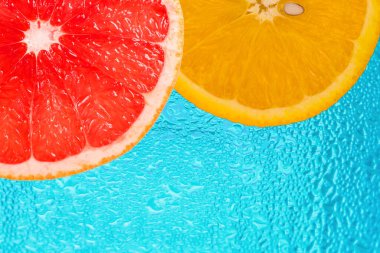  Arkaplanda portakal ve greyfurt dilimleri var. Boşluğu kopyala.