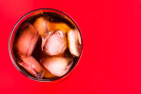  Kırmızı arka planda buzlu kola. Uzayı kopyala Düz yatıyordu.