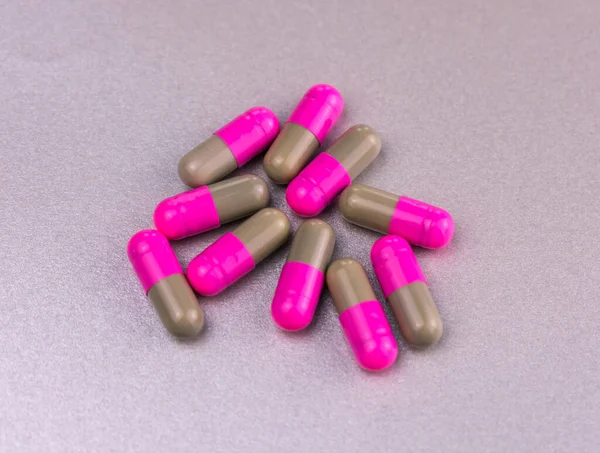 Capsules Pilules Colorées Sur Fond Gris — Photo