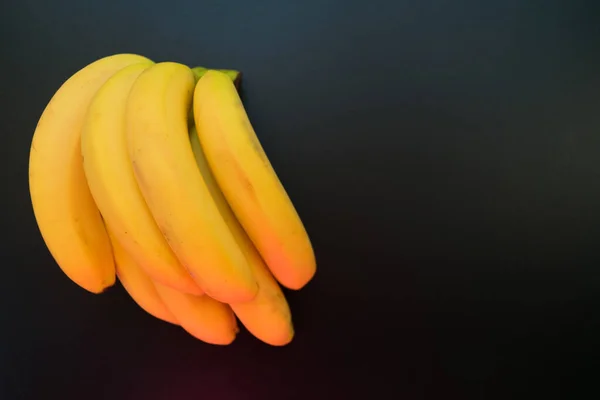 Tak Gele Bananen Een Zwarte Achtergrond Kopieerruimte — Stockfoto