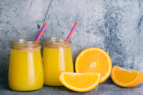 Orange Juice Glass Jars Fresh Oranges Gray Wall Background Close — Stock Photo, Image