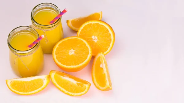 Jus Orange Dans Des Pots Verre Des Oranges Fraîches Sur — Photo