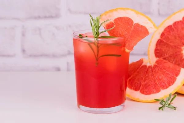 Grapefruitsaft Einem Glas Auf Weißem Hintergrund Ein Konzept Gesunder Erfrischungsgetränke — Stockfoto