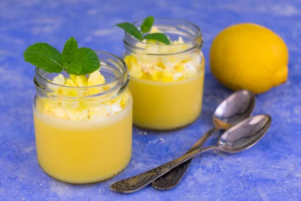 Citronpudding Eller Kurd Dekorerad Med Mynta Ljusblå Bakgrund Kopiera Utrymme — Stockfoto