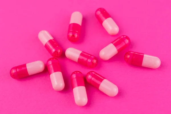 Veel Roze Capsules Pillen Een Roze Achtergrond — Stockfoto