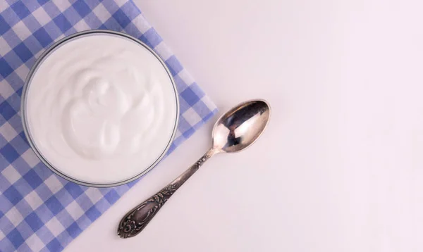 Yunani Yogurt Dalam Mangkuk Kaca Atas Meja Putih Berbaringlah Salin — Stok Foto