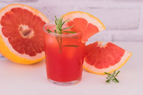 Ein Glas Grapefruitsaft Nahaufnahme — Stockfoto