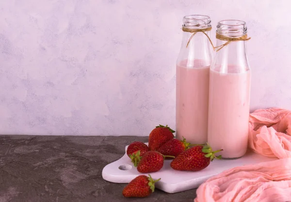 Zwei Flaschen Erdbeerjoghurt Kopierraum — Stockfoto