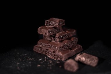 Siyah gözenek çikolata yığın 
