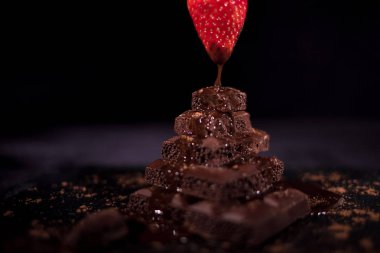 Koyu çikolata tepesinde havada bir kırmızı straberry