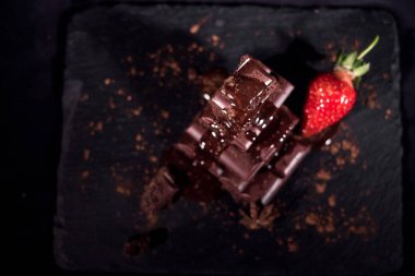 Koyu çikolata üzerinde bir kırmızı straberry