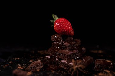 Koyu çikolata üzerinde bir kırmızı straberry