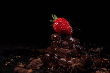 Koyu çikolata üzerinde bir kırmızı straberry
