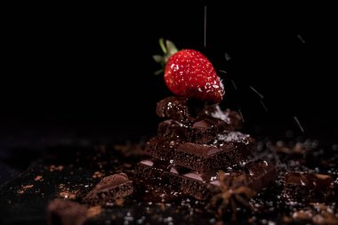 Koyu çikolata üzerinde bir kırmızı straberry