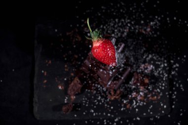 Koyu çikolata üzerinde bir kırmızı straberry