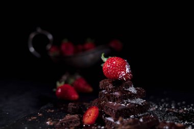 Koyu çikolata üzerinde bir kırmızı straberry