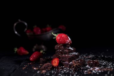 Çilek çikolata bir piramit üzerinde yalan