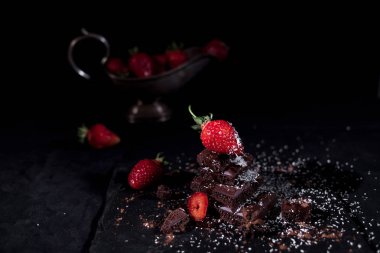 Çilek çikolata bir piramit üzerinde yalan