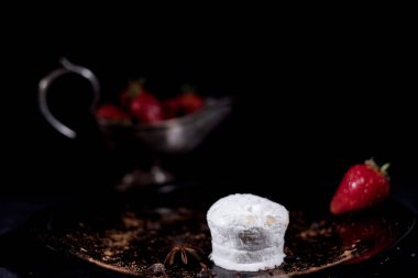 Çikolata ve çilek ile beyaz dondurma
