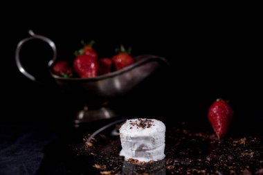 Çikolata ve çilek ile beyaz dondurma