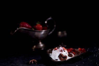 Çikolata ve çilek ile beyaz dondurma