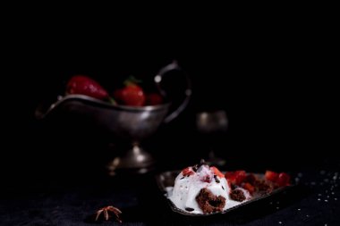 Çikolata ve çilek ile beyaz dondurma