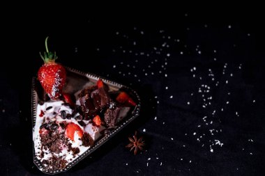 Çikolata ve çilek ile beyaz dondurma