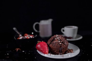 Kahve kek siyah bir arka plan ile