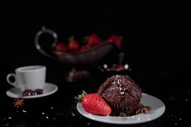 Kahve kek siyah bir arka plan ile