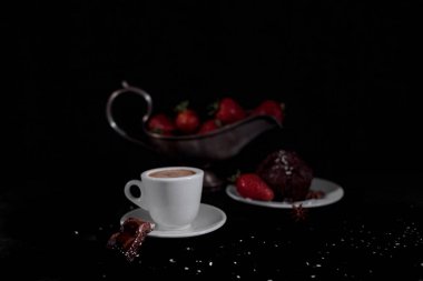 Kahve kek siyah bir arka plan ile