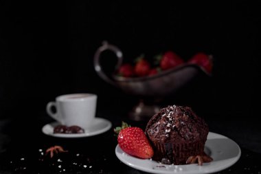 Kahve kek siyah bir arka plan ile