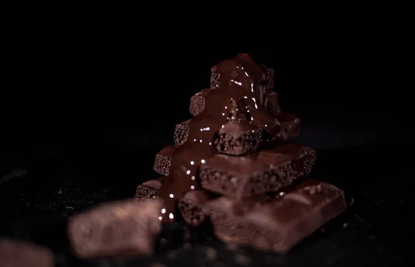 Пачка черного шоколада — стоковое фото