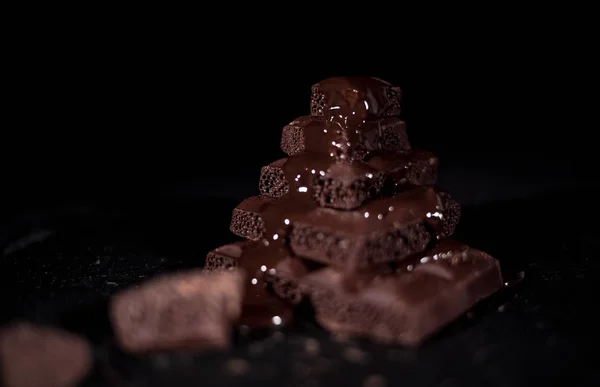 Stack av svart pore choklad — Stockfoto