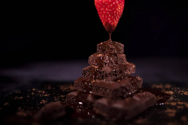Koyu çikolata tepesinde havada bir kırmızı straberry