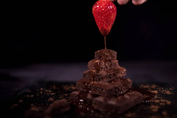 Koyu çikolata tepesinde havada bir kırmızı straberry
