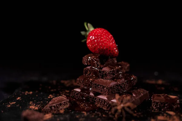 Koyu çikolata üzerinde bir kırmızı straberry