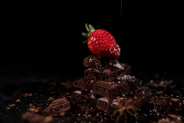 暗いチョコレートの 1 つ赤いいちご — ストック写真