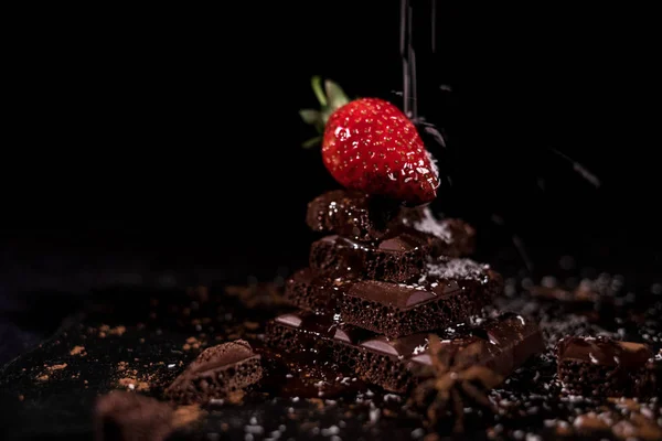 Jeden červený straberry na tmavé čokolády — Stock fotografie