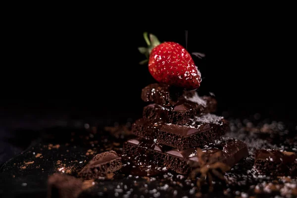 暗いチョコレートの 1 つ赤いいちご — ストック写真