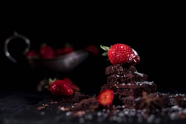 Çilek çikolata bir piramit üzerinde yalan