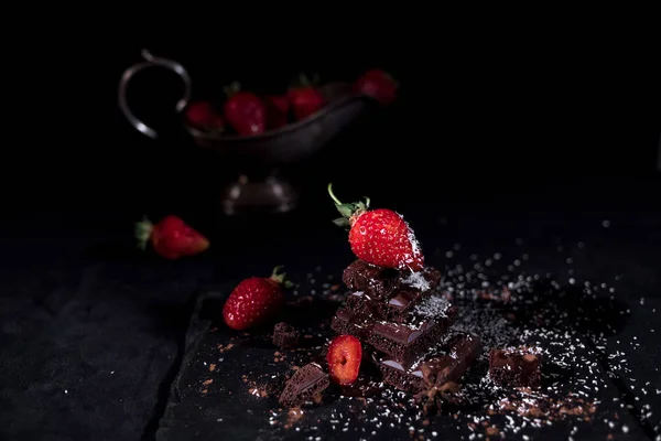 Çilek çikolata bir piramit üzerinde yalan