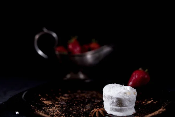 チョコレートとイチゴの白いアイスクリーム — ストック写真