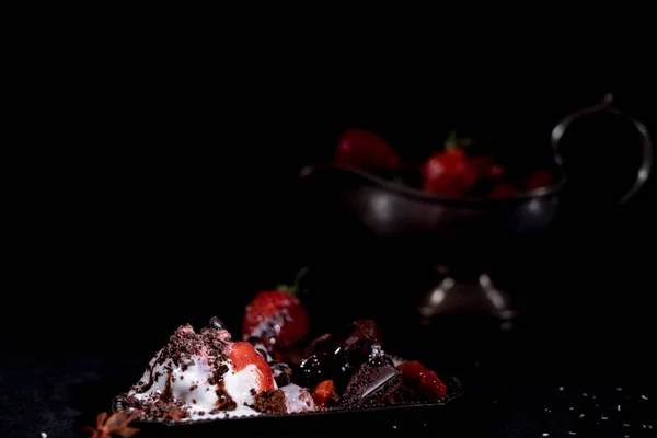 チョコレートとイチゴの白いアイスクリーム — ストック写真
