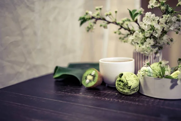 Macarons verdes em uma mesa de madeira de café ou um chá — Fotografia de Stock