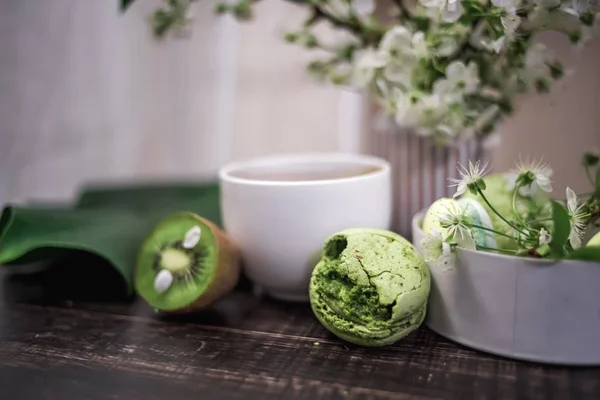 Macarons verdes em uma mesa de madeira de café ou um chá — Fotografia de Stock