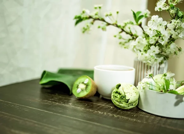 Macarons verdes em uma mesa de madeira de café ou um chá — Fotografia de Stock