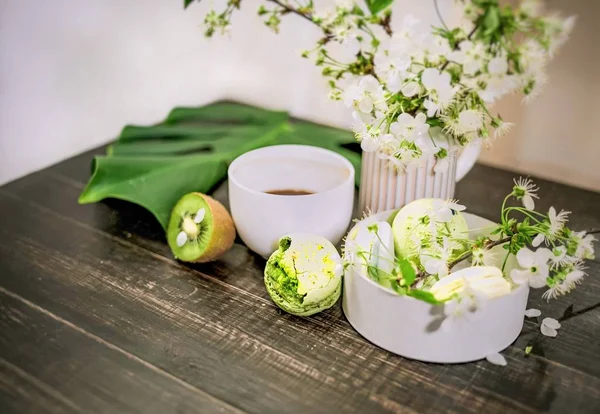 Macarons verdes em uma mesa de madeira de café ou um chá — Fotografia de Stock