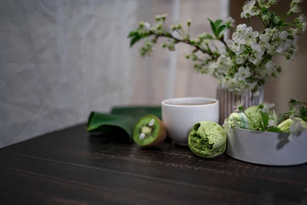 Macarons verdes em uma mesa de madeira de café ou um chá — Fotografia de Stock