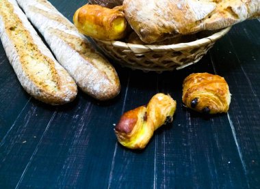 Keten bir malzeme üzerinde taze ekmek